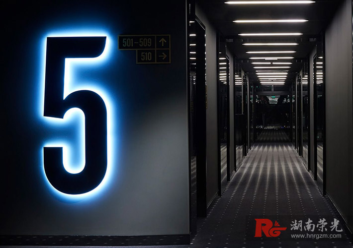 長沙發光字適配不同室內商業空間的秘訣